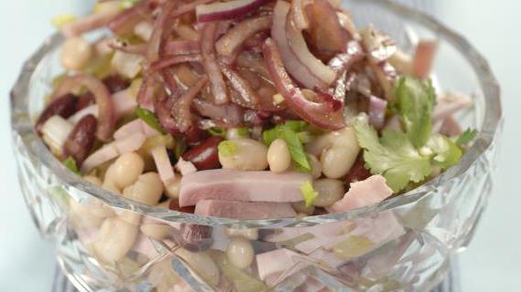 Сочный салат из красной и белой фасоли с бужениной и маринованными огурцами