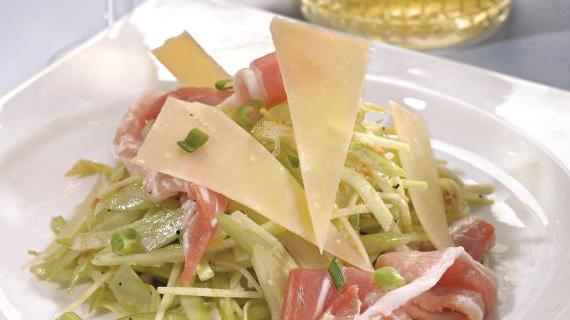 Сочный салат с черешковым сельдереем, сырокопченым окороком и пармезаном
