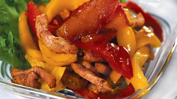 Сочный салат с курицей и карамелизированными яблоками – легкий и вкусный обед за 15 минут
