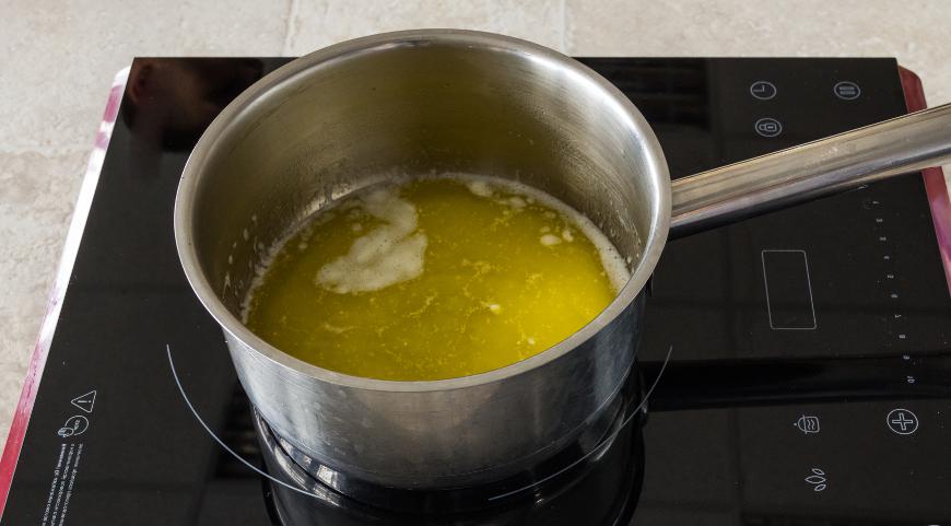 Разогрейте духовку до 175 °C. В миске смешайте пшеничную муку, миндальную муку, сахар и соль. В сотейнике растопите сливочное масло на среднем огне до легкого золотистого оттенка и орехового аромата (около 5 минут). Влейте горячее масло в мучную смесь и хорошо перемешайте до получения однородного теста.