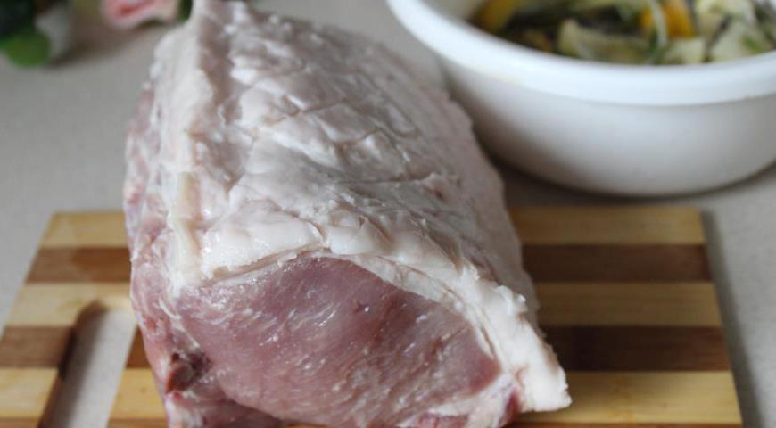 На поверхности мяса сделать надрезы в виде решетки, чтобы маринад пропитал его глубже.