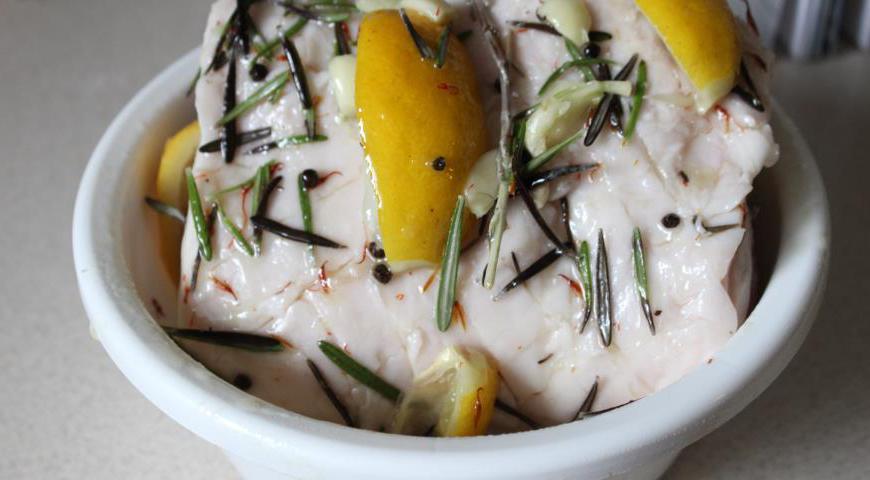 Уложить мясо в подготовленный маринад и оставить на 6 часов. Лучше всего подходит холодильник.