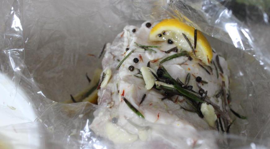 Переложить мясо в пакет для запекания. Если не любите горчинку лимона, уберите дольки перед запеканием.