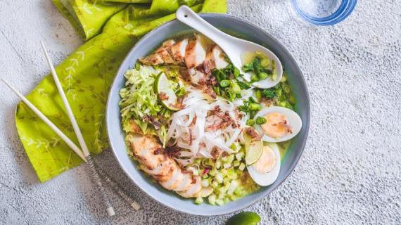 Сото Айам — ароматный куриный суп индонезийской кухни с пряной пастой и лапшой