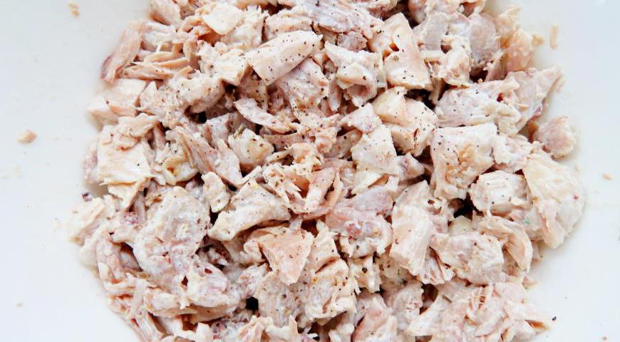Добавьте к куриному мясу сметанно-горчичный соус и черный перец по вкусу. Перемешайте.