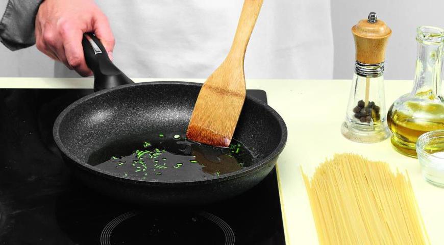 Смешайте крошку из хлеба и орехов с рубленой петрушкой и чесноком. Разогрейте большую сковороду, добавьте масло и сразу же вспышьте стебли петрушки. Обжаривайте на среднем огне, постоянно помешивая, около 1–2 минут.