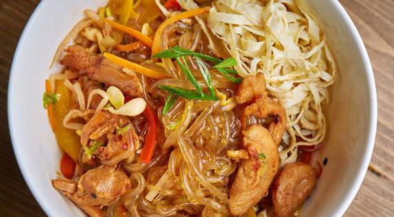 Стеклянная лапша с курицей, овощами и ароматным соусом чапче по-корейски