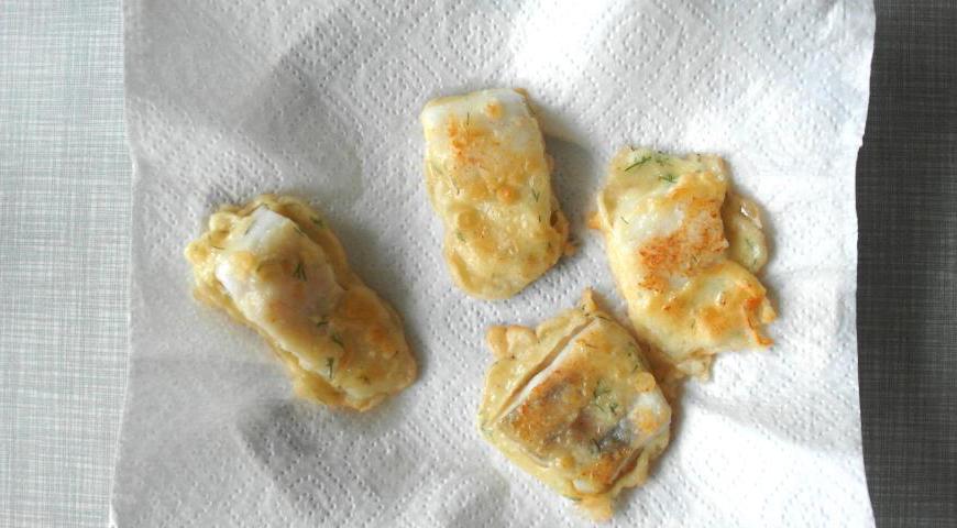 Аккуратно переверните кусочки с помощью лопатки и продолжайте жарить еще несколько минут с другой стороны. При необходимости переворачивайте несколько раз, пока кляр не станет золотистым. Готовые кусочки выложите на бумажные полотенца, чтобы убрать лишний жир. Подавайте теплыми с майонезом и украшенными дольками вареных яиц.