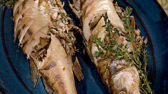 Судак, запечённый с ароматной рисовой начинкой