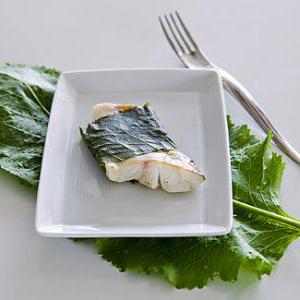 Судак, запечённый в ароматных листьях хрена в мультиварке — вкусная и полезная закуска
