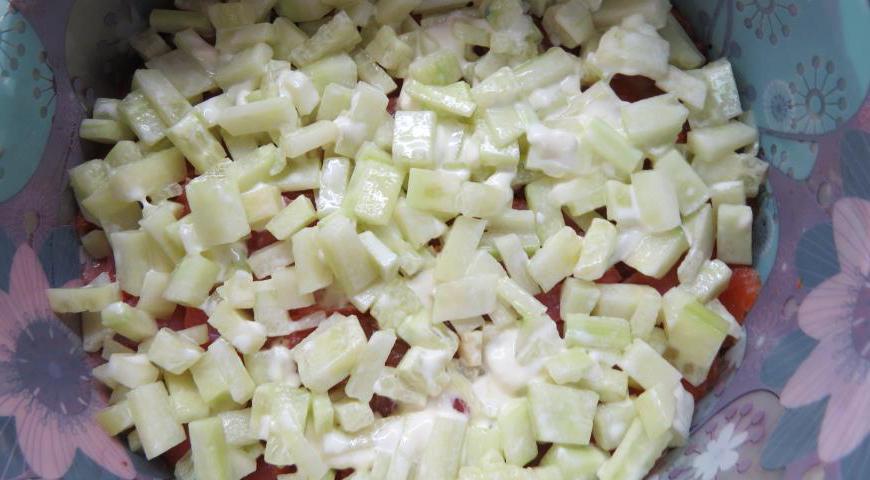 Огурцы нарежьте тонкими полосками, смешайте с парой столовых ложек сливочного сыра и выложите на слой семги. Поверх снова положите рис и накройте последним листом нори.