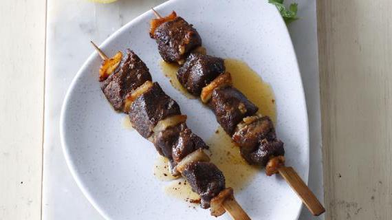 Сувлакия — сочные шашлычки из баранины с курдючным жиром