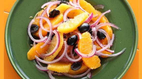 Свежий салат из апельсинов с луком и маслинами