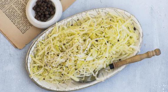 Свежий салат из белокочанной капусты с яблоками, медом и душистым перцем для здорового питания