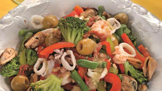 Свежий салат из морепродуктов с овощами и ароматной заправкой