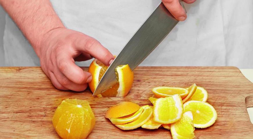 С помощью острого ножа аккуратно удалите кожуру со всех апельсинов и грейпфрута, чтобы была видна только мякоть.