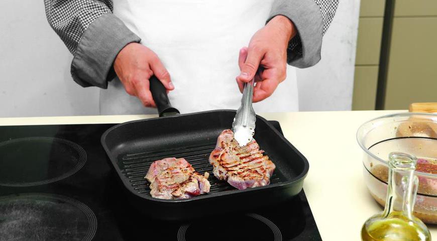 Разогрейте сковороду с оливковым маслом. Мясо достаньте из маринада, аккуратно промокните бумажными полотенцами. Обжарьте его с двух сторон до золотистой корочки. После этого дайте мясу настояться 5–7 минут, чтобы сочность равномерно распределилась.