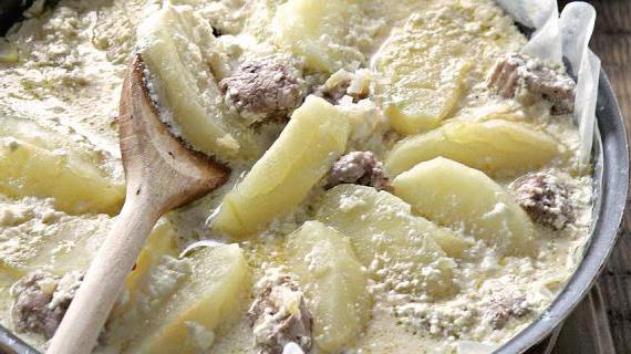 Нежное блюдо из свинины с яблоками, сидром и кальвадосом — классика нормандской кухни