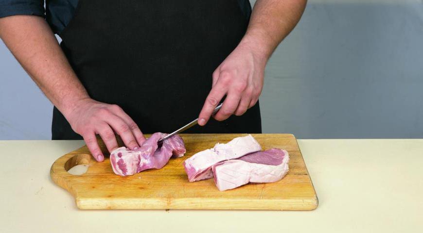 Подготовьте каждый кусок мяса, сделав надрезы в жире в виде решетки, не повреждая саму мякоть. Разделите карбонад на шесть равных частей. С помощью ножа аккуратно разрежьте каждый кусок по центру, оставив около 1,6 см без разреза, чтобы начинка не вышла.