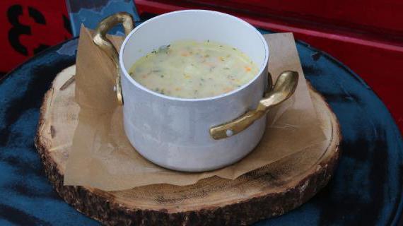 Сырный суп с беконом и сосисками