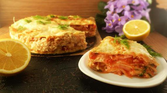 Сытная блинная запеканка с ветчиной, сыром и ароматным луковым соусом