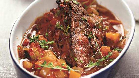 Сытная говядина, тушеная с овощами и ароматными специями