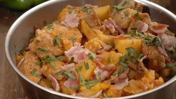 Сытная грудинка, тушенная с квашеной капустой, картофелем и сладким перцем