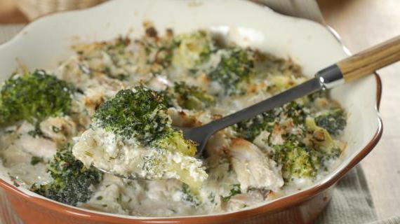 Вкусная курино-брокколи запеканка с нежным сырным соусом и хрустящей корочкой