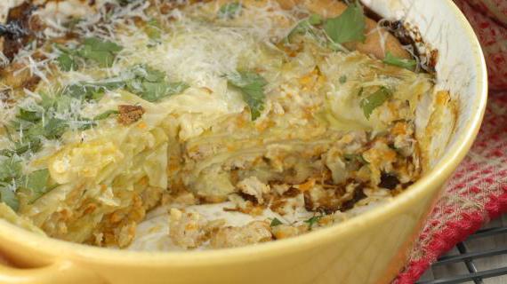 Сытная лазанья с молодой капустой и куриным фаршем