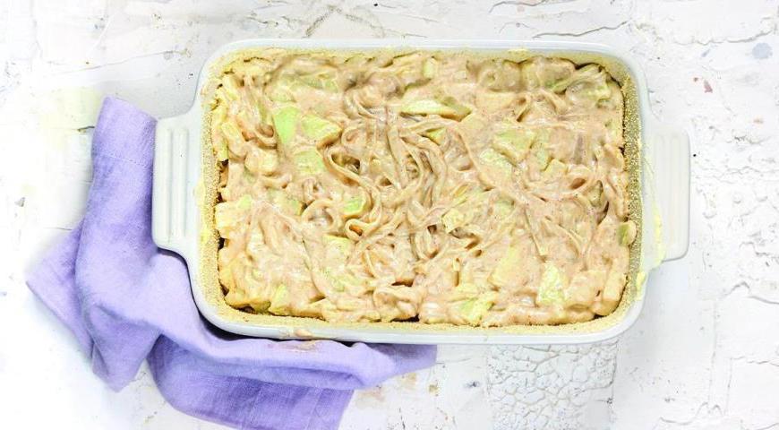 Форму для выпечки смажьте маслом и посыпьте сухарями. Выложите в неё тесто, разровняйте поверхность и отправьте в духовку, разогретую до 180 °C, на 45 минут. Готовое блюдо подавайте горячим со сметаной или йогуртом.
