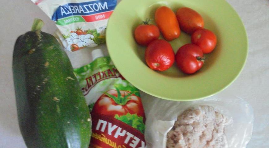 Подготовьте все необходимые продукты. Овощи тщательно вымойте и очистите. Лук мелко нарежьте и обжарьте на растительном масле до мягкости. Добавьте мясной фарш, готовьте до полной готовности, периодически помешивая. В конце посолите и поперчите по вкусу.