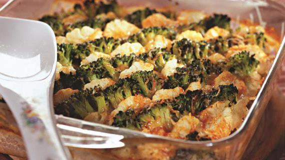 Сытная запеканка с брокколи, цветной капустой и говяжьим фаршем