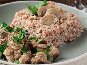 Сытное блюдо: куриная печенка с грибами и ароматной гречкой