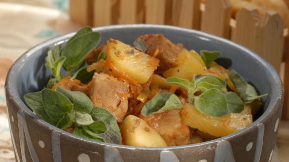Сытное блюдо: Свинина, тушенная с ананасом и яблоками