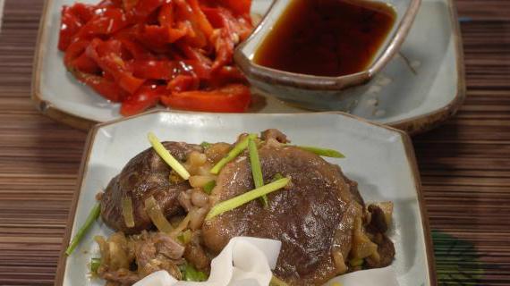 Инновационный японский суп-сукияки с говядиной и овощами, поданный с рисовой лапшой