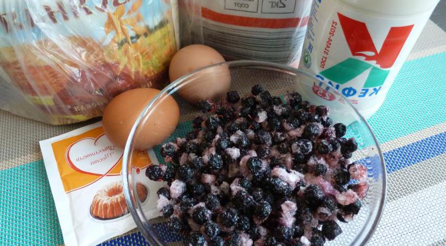 Подготовьте все необходимые продукты. Чернику можно использовать как свежую, так и замороженную. Для более здорового варианта блинчиков я смешала пшеничную и овсяную муку, что делает их питательнее и богаче по составу.