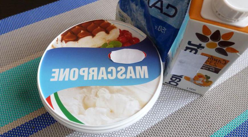 Для крема взбейте холодные сливки с сахарной пудрой и щепоткой соли до устойчивых пиков. Аккуратно введите маскарпоне, аккуратно перемешивая лопаткой. Переложите крем в холодильник на 15–20 минут, чтобы он немного загустел.