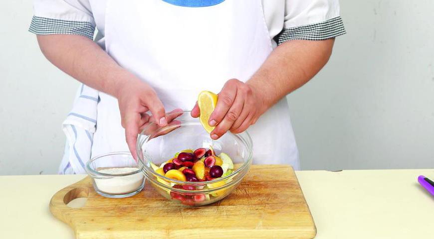 Фрукты вымойте, крупные нарежьте дольками или аккуратными кусочками. Сбрызните лимонным соком и слегка присыпьте сахарной пудрой. Выложите поверх крема и подавайте сразу же.
