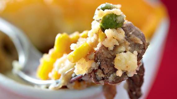 Сытный пирог пастуха с говядиной, картофельным пюре и овощами