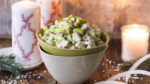 Сытный салат из куриного филе с оливками и сельдереем