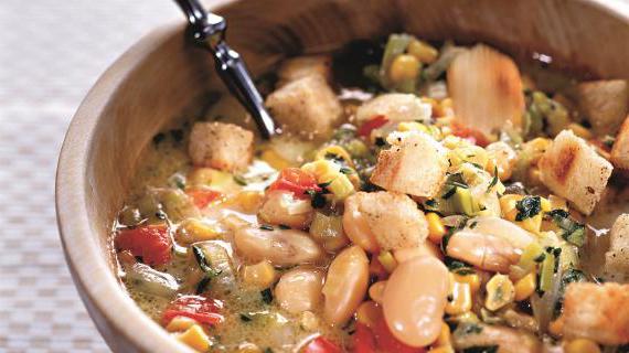 Сытный суккоташ с ароматными крутонами: блюдо из белой фасоли и сладкой кукурузы по-американски