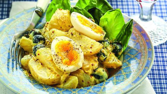 Сытный теплый салат из яиц цесарки и запеченного картофеля