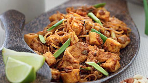 Тайская лапша пад тай с тофу и овощами