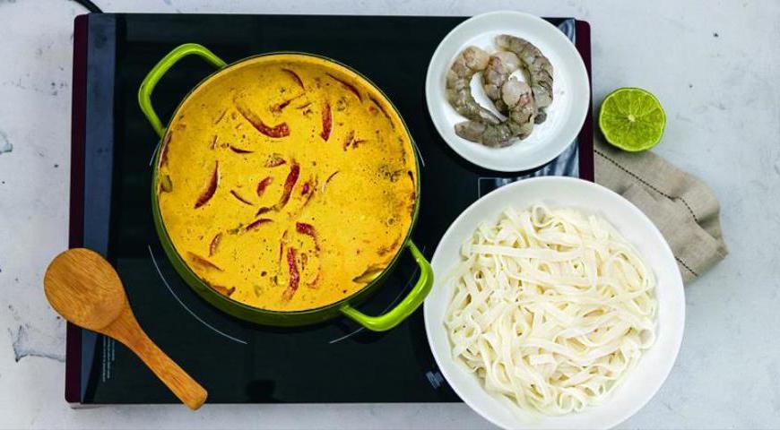 Влейте кокосовое молоко и куриный бульон, добавьте лемонграсс и доведите до кипения. Положите сладкий перец, соевый и рыбный соусы, сахар и соус чили. Добавьте креветки и варите на медленном огне 6 минут.