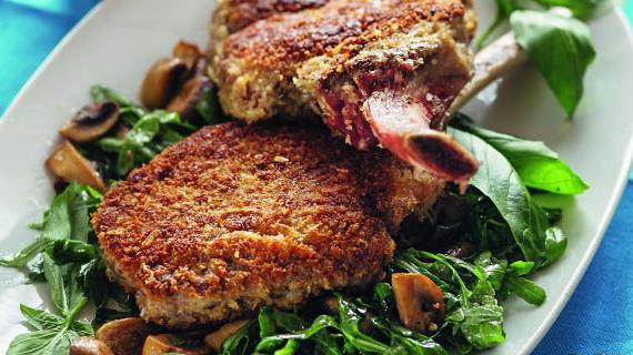 Изысканные телячьи котлеты с грибным салатом и руколой: вкусная и ароматная закуска