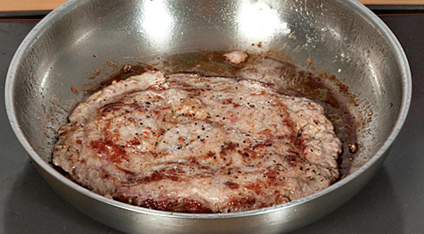 Выложите перец в форму для запекания, уложите мясо, смажьте соусом, посыпьте сыром и повторите слои.