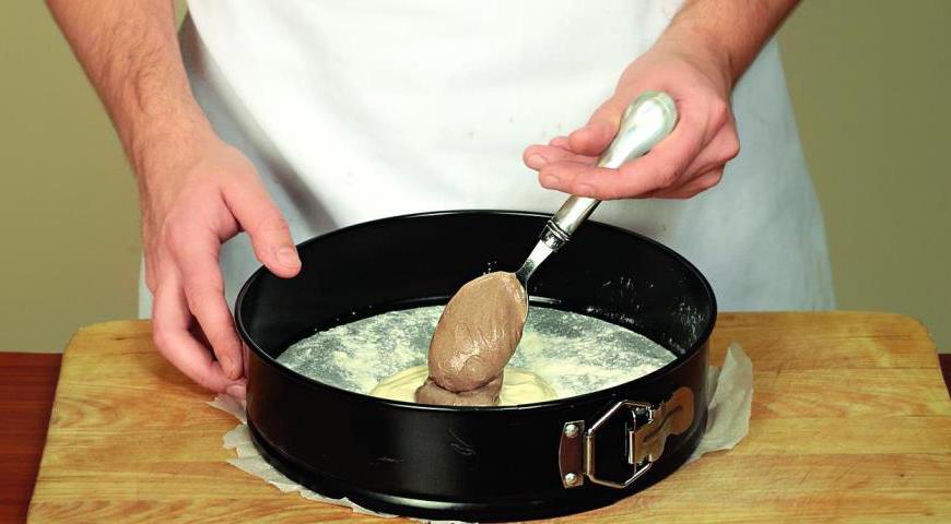 Смажьте круглую форму маслом и присыпьте мукой. Выложите слоями тесто, чередуя белое и шоколадное (по 2 столовые ложки каждого). Отправьте форму в духовку, разогретую до 180°C, на 45–55 минут. В это время подготовьте крем, взбив сливочное масло с сгущённым молоком до однородности.