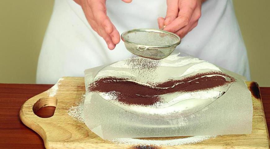 Проверьте готовность коржа деревянной палочкой. После остывания разрежьте его на три равные части. Соберите торт, смазывая каждый корж тонким слоем крема. Оставьте изделие пропитываться минимум на 2 часа.