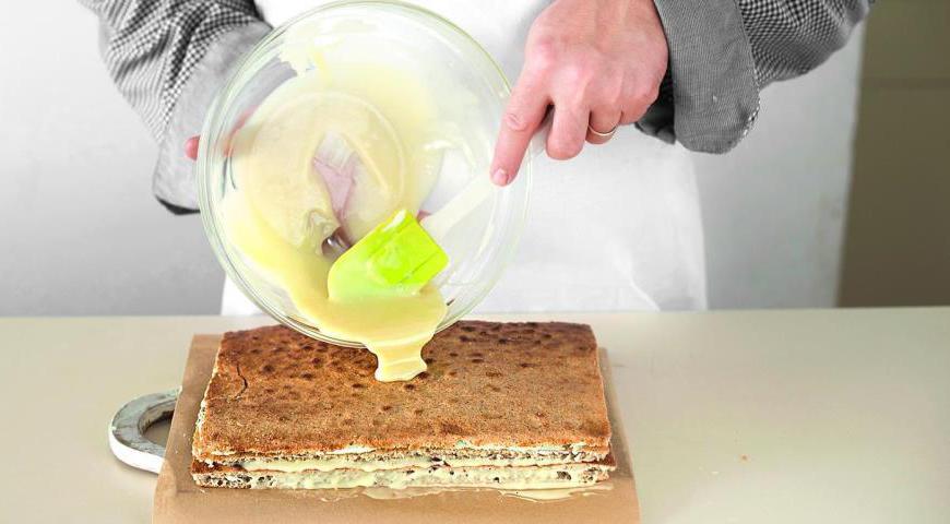 Глазурь. Наломайте шоколад на мелкие кусочки и залейте кипящими сливками. Перемешайте шоколад со сливками до полного растворения. Остудите глазурь, а затем вылейте на торт. Разгладьте поверхность и оставьте торт на 30 минут. Уберите торт в холодильник на 8–10 часов.