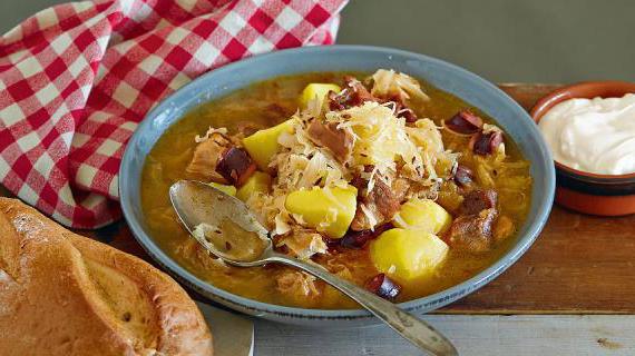 Традиционная чешская зелначка - густой суп с кислой капустой и мясом